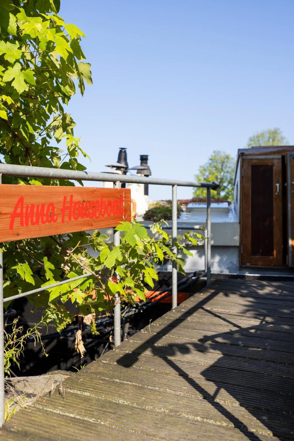 Отель Anna Houseboat Амстердам Экстерьер фото